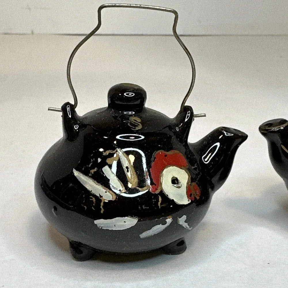 Tea Pot Salt & Pepper Shakers - Vintage Hand Painted Made in Japan